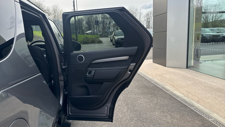 Land Rover Discovery 3.0 D300 Dynamic SE 5dr Auto Diesel Station Wagon